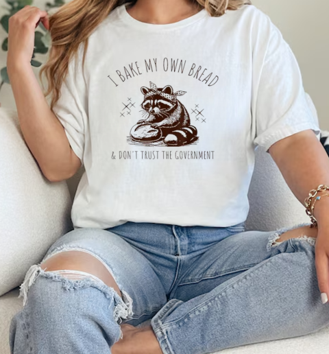 I Bake My Own Bread And Don't Trust The Government Raccoon T-Shirt Classic Women's T-shirt