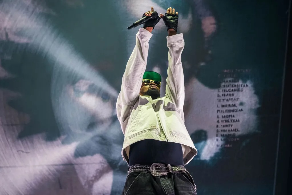 RZA salutes the crowd